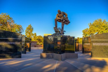 Phoenix, Arizona, ABD - 06 Kasım 2023: Bronz heykel ve oyma siyah granit duvarlar Arizona Barış Memurları Anıtı 'nda düşen kolluk kuvvetlerinin onuruna Wesley Bolin Memorial Plaza.