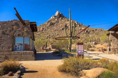 Scottsdale, Arizona, ABD - 05 Kasım 2023: Pinnacle Tepesi Parkı 'ndaki patika ve ziyaretçi alanı, Scottsdale, Arizona' da bir çöl yürüyüş noktası..