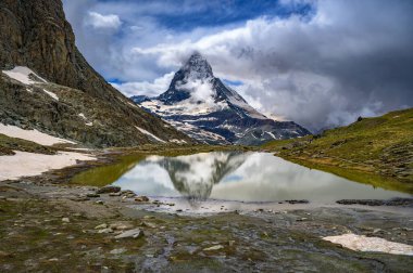Karla kaplı Matterhorn, İsviçre 'deki Gornergrat Demiryolu yakınlarındaki Riffelsee Gölü' nde aynalanmış..