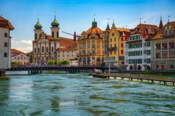 Cizvit Kilisesi ve İsviçre 'nin Lucerne kentindeki Reuss Nehri boyunca uzanan renkli tarihi binalara yakından bakın..