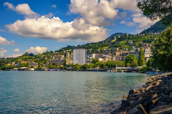 Montreux, İsviçre, tepedeki binalar ve Cenevre Gölü. Montreux, Vaud veya İsviçre Riviera adlı bir bölgenin merkezinde yer almaktadır..