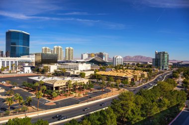Las Vegas, Nevada, ABD - 10 Kasım 2023: Westgate, Fontainebleau ve Marriott da dahil olmak üzere çevresindeki şehir binaları ve otellerle Las Vegas Kongre Merkezi Batı Salonu.