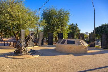 Phoenix, Arizona, ABD - 06 Kasım 2023: Phoenix 'teki Wesley Bolin Memorial Plaza' da heykeller ve oymalı paneller ile Vietnam Gazileri Anıtı.