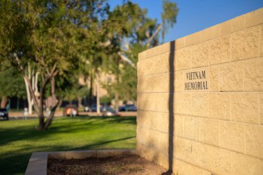 Phoenix, Arizona, ABD - 06 Kasım 2023: Phoenix, Arizona 'daki Wesley Bolin Plaza' nın duvarındaki Vietnam Anıtı tabelasına yakın çekim.