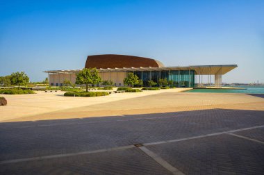 Manama, Bahreyn - 24 Aralık 2023: Bahreyn Ulusal Tiyatrosu 'nun manzaralı plazası ve Manama' daki liman bölgesi ile modern mimarisi.