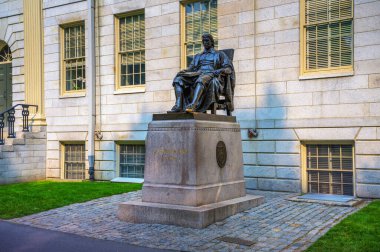 Cambridge, Massachusetts - 4 Haziran 2025: Cambridge, Massachusetts 'teki Harvard Üniversitesi kampüsünde bulunan John Harvard' ın bronz heykeli.