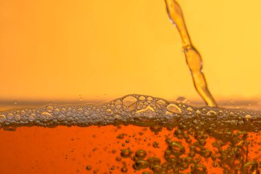 Hafif arka planlı bira köpüğü