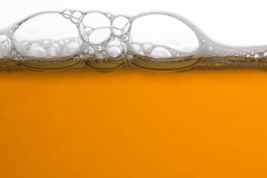 Hafif arka planlı bira köpüğü