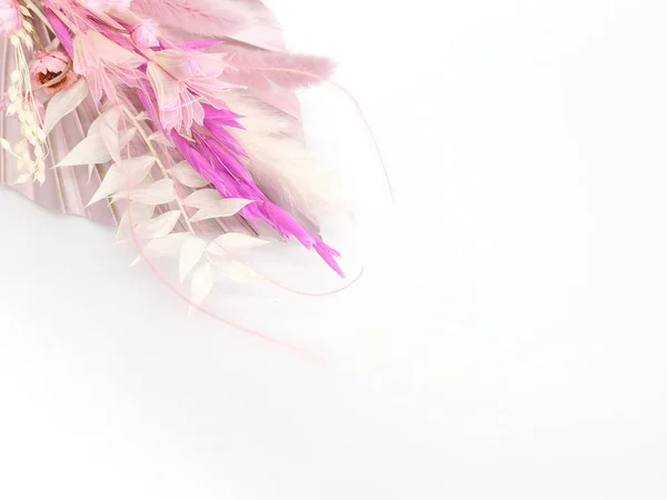Весенняя Карта Топпер Торте Розовые Листья Пальмы Сухие Цветы Плоский — стоковое фото