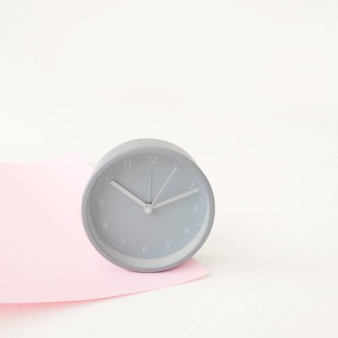 Pembe arka planda gri yuvarlak saat. Model-up. Yüksek kalite fotoğraf