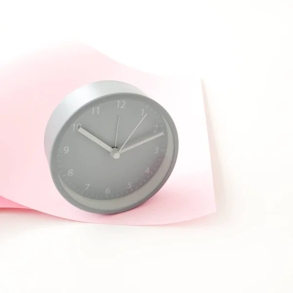 Horloge Ronde Grise Sur Fond Rose Maquette Photo Haute Qualité — Photo