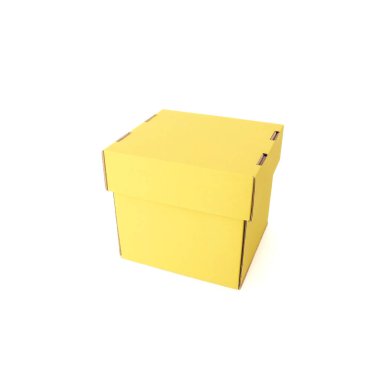 Beyaz arka planda sarı el işi kutusu. Üst Manzara. Mesaj ve logo için yer. Kutlama konsepti, üniforma tarzı, markalaşma, ambalaj. Yüksek kalite fotoğraf