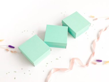 Turkuaz el sanatları kutuları şenlikli bir arka plana karşı. Mesaj ve logo için yer. Tatil konsepti, hediyeler, ambalaj. Yüksek kalite fotoğraf