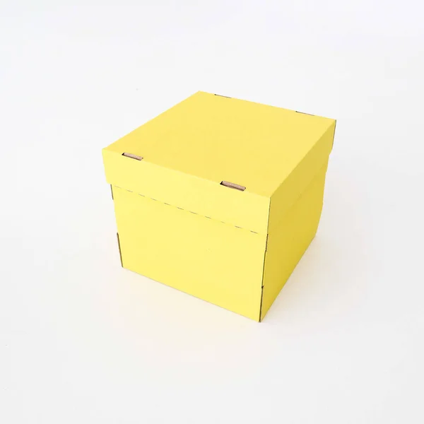白色背景的黄色盒子 文字和标志的位置 递送的概念 高质量的照片 — 图库照片