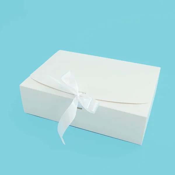 蓝色背景的白色节日礼品盒 文字和标志的位置 礼物的概念 高质量的照片 — 图库照片