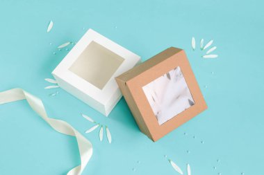 Şenlikli mavi arka planda el işi kutuları. Üst Manzara. Mesaj ve logo için yer. Paketleme, hediye, tatil kavramı. Yüksek kalite fotoğraf