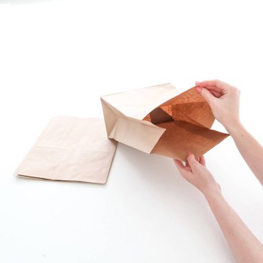 Beyaz arka planda bir el çantası. Mesaj ve logo için yer. Üst Manzara. Paketleme, teslimat, yemek konsepti. Yüksek kalite fotoğraf