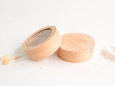 Kutuları şenlikli bir arka planda birleştirin. Üst manzara, metin ve logo için yer. Tatil, bahar, ambalaj, hediyeler. Yüksek kalite fotoğraf