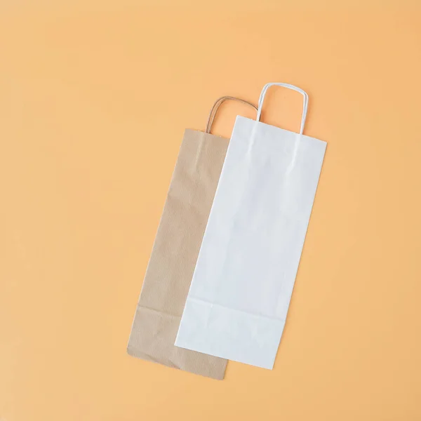オレンジ色の背景に長い包装袋を作る テキストとロゴの場所 ギフト 飲み物 ボトル包装の概念 高品質の写真 — ストック写真