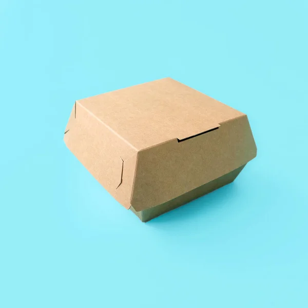 Mavi arka planda bir sandviç kutusu. Mesaj ve logo için yer. Şirketin tek bir stili var, markalaşma, paketleme, gıda teslimatı, eko tarzı. Yüksek kalite fotoğraf