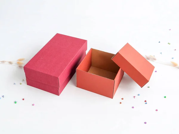 Boîtes Artisanales Rouges Différentes Tailles Sur Fond Blanc Concept Cadeau — Photo