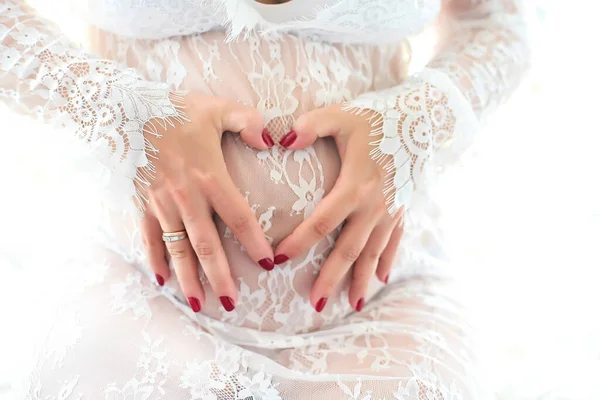 Embarazo Corazón Barriga Futura Madre Vestido Blanco Transparente Esperando Fondo —  Fotos de Stock