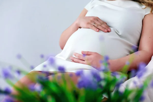 Embarazo Una Madre Embarazada Con Vestido Blanco Toca Barriga Sobre —  Fotos de Stock
