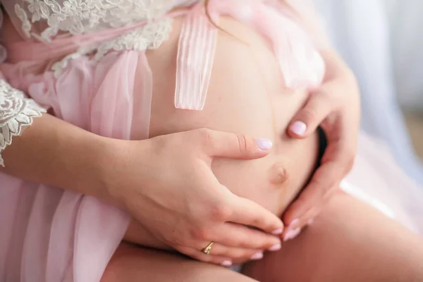 Embarazo Mamá Toca Barriga Vestido Delicado Rosa Una Chica Foto —  Fotos de Stock