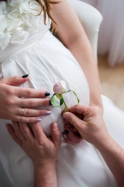 Futura Madre Sostiene Flores Cerca Barriga Los Futuros Padres Embarazo —  Fotos de Stock