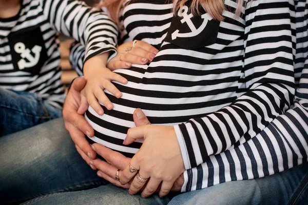 Οικογένεια Κρατιέται Χέρι Χέρι Στην Κοιλιά Μιας Εγκύου Μητέρας Οικογενειακό — Φωτογραφία Αρχείου