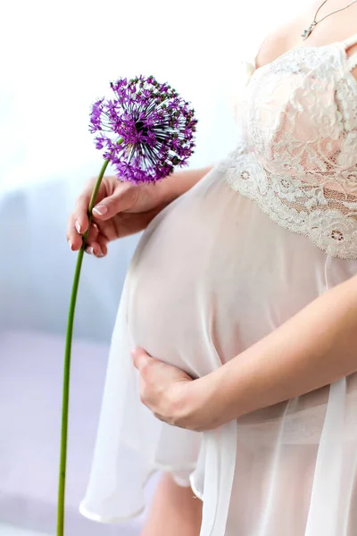 Embarazo Mamá Toca Barriga Flores Espera Foto Alta Calidad —  Fotos de Stock
