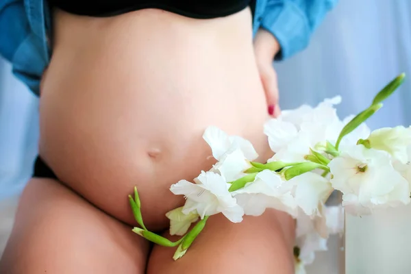 Embarazo Panza Está Envuelta Flores Blancas Esperando Bebé Foto Alta —  Fotos de Stock
