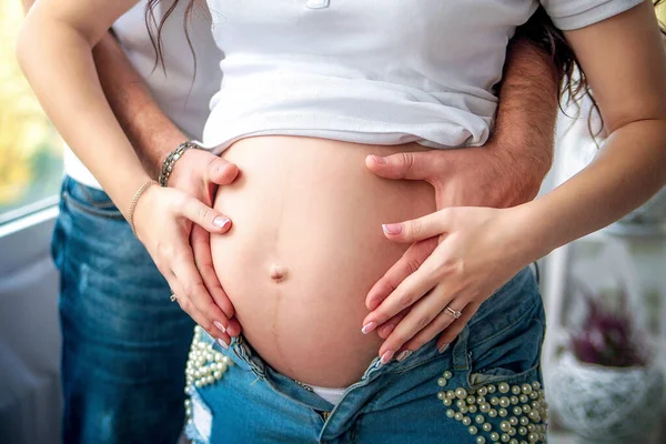妊娠中 将来の両親は彼らのおなかに心を作る 待ってる 赤ちゃんよ 高品質の写真 — ストック写真