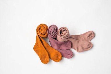 Çocuklar için çok renkli çoraplar. Çocuk modası, çocuk kıyafetleri, çocuk kıyafetleri. Beyaz arka plan, üst manzara. Yüksek kalite fotoğraf