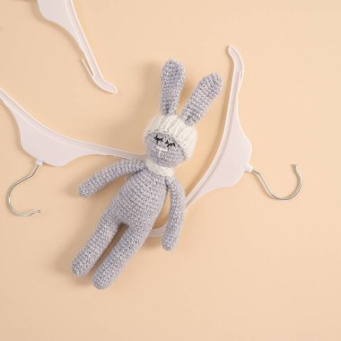 Gardırop için çocuk aksesuarları. Elbise askısı, oyuncak. Bej arkaplan, üst görünüm, metin için yer. Yüksek kalite fotoğraf