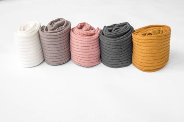 Çocukların çorapları güzelce katlanmış. Gardırop, düzen, renkli taytlar. Çocuk kıyafetleri, çocuk modası. Yüksek kalite fotoğraf