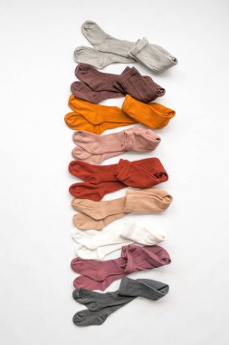 Çok renkli çocuk çorapları var. Çocuk kıyafetleri, çocuk modası. Üst manzara, beyaz arkaplan. Yüksek kalite fotoğraf