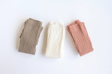 Çocuklar, çok renkli taytlar giyiyorlar. Çocuk modası, çocuk kıyafetleri, gardırop. Beyaz arka plan, üst manzara. Yüksek kalite fotoğraf