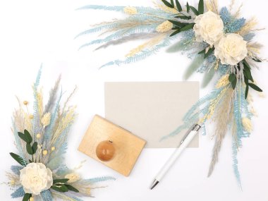 Mavi çiçeklerin düzlüğü, tebrik kartı, kalem, beyaz arka plan, üst manzara. Mesaj için yer var. Dekorasyon. Yüksek kalite fotoğraf