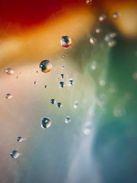 Duże Przezroczyste Krople Wody Szkle Kolorowe Tło Deszcz Pogoda Lato — Zdjęcie stockowe