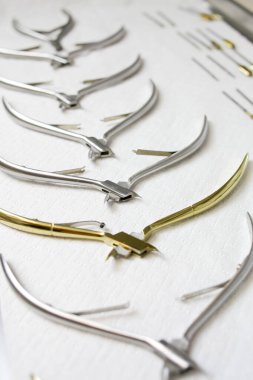 Beyaz arka planda duran manikür aletleri. Güzellik salonu, bakım, sterilizasyon. Yüksek kalite fotoğraf