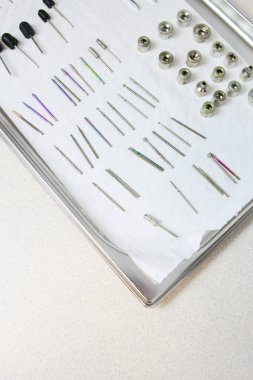 Sterilizasyondan sonra kuaförde manikür yaptırıyor. Güzellik, özen, yazı için yer. Yüksek kalite fotoğraf