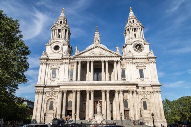 LONDON, İngiltere - 6 Temmuz 2023: Londra 'daki St. Paul Katedrali' nin önü. İnsanlar dışarıda görülebilir..