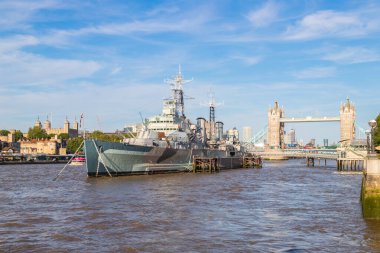 Londra, İngiltere - 6 Temmuz 2023: Londra 'daki Tower Bridge' e doğru bir manzara. HMS Belfast ve Londra Kulesi de görülebilir..
