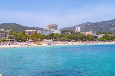 İlkbahar / Yaz aylarında Mayorka 'daki Palmanova Plajı. İnsanlar güneşlenirken görülebilir..