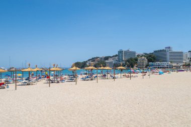 MAJORCA, İSPAN - 21 Mayıs 22: ilkbahar boyunca Magaluf yakınlarında Mayorka 'da plajlar. İnsanlar sahilde ve suda görülebilir..