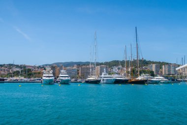PALMA, İspanya - 20 Mayıs 22: Palma İspanya 'da bir liman. Tekneler ve apartmanlar gösteriliyor