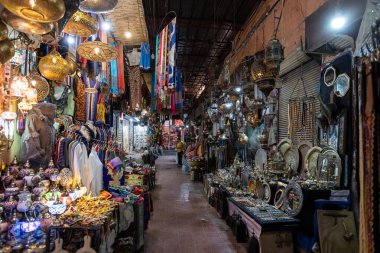 MARRAKESH, MOROCCO - 3RD NOV 22: Gündüz boyunca Marakeş Medine 'deki geleneksel dükkanlar. İnsanlar dükkanların dışında da görülebilir.