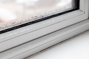 Modern upvc pencerelerin içerisindeki yoğunlaşma ve suya yakın.
