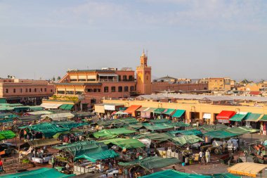 MARRAKESH, MOROCCO - 3RD NOV 22: Orta Marakeş 'teki Jamaa el Fna pazarının bir parçası. Tezgahlar ve insanlar görülebilir..